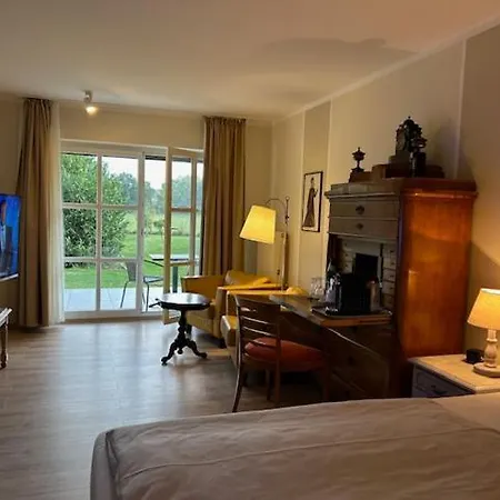 Rosenhof Am Plauer Garni Mit E-lade Saeule Hotel *